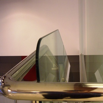 Основные технические характеристики зажимного профиля для стеклянных перегородок
